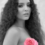 Larissa Manoela Instagram - Chegando no fim do mês de outubro, mas ainda em tempo pra falar não só agora mas sempre sobre a importância da prevenção e do diagnóstico de câncer de mama. Mulheres cuidem-se! Porque cuidar da nossa saúde é o compromisso mais importante que temos que ter 🌺 #OutubroRosa