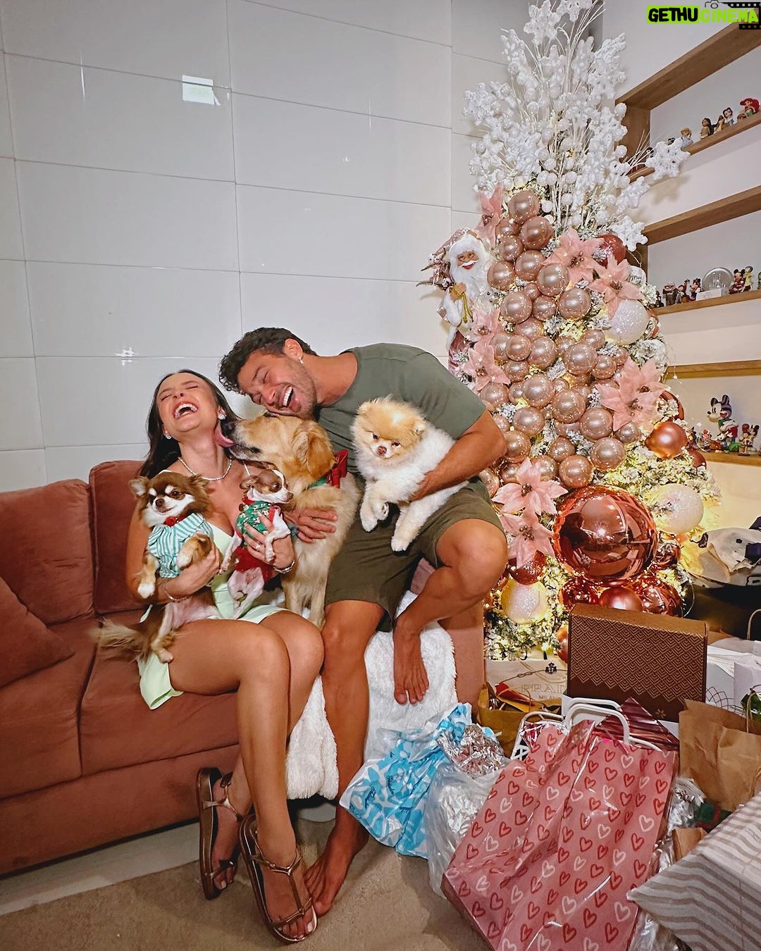 Larissa Manoela Instagram - Quando se vive o amor, se tem amor ❤️ Um feliz e abençoado natal ✨