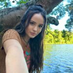 Larissa Manoela Instagram - Filipa você chegou num momento muito importante pra mim. Como de praxe, acredito que os personagens encontram os atores, e você me encontrou no momento que eu mais precisava. Me trouxe novamente pra perto da arte, do que eu mais amo fazer. Me deu a oportunidade de viver a minha primeira série em streaming. E graças a um convite mais do que especial da @netflixbrasil e da insistência generosa da minha amiga @maisa tornamos essa jornada de 4 meses possível. Hoje no último dia te dando vida vejo o quanto fui transformada por ti. Assim como todas as meninas que dou vida! Sou tão grata por esses encontros 🙏 sejam eles de personagens, de elenco, de direção, de produção, de cabelo, make, som, figurino, luz, técnica, do coletivo em geral porque não fazemos nada sozinhos. É sempre um aprendizado e uma boa aventura! Te carrego no peito e saio realizada por fechar mais um ciclo importante e transformador na minha vida. Obrigada todo time @netflixbrasil, @glazentretenimento e DV15 por me receberem com tanto amor, carinho e generosidade. Eu assistia as outras temporadas e agora faço parte da 3ª e última. Só alegria! (e ansiedade pra ver tudo que durante todos esses meses de dedicação fizemos pra vocês). Tá lindo e muito especial! ❤️ Nos vemos ano que vem, em 2009 😉
