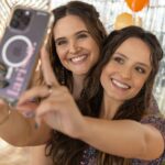 Larissa Manoela Instagram - ACREDITE: só tem UMA pessoa nessa foto! É a Filipa, na versão do futuro e na versão do passado, na temporada 3 de De Volta aos 15. Como será a história dela, hein? 📷: Vans Bumbeers/Netflix
