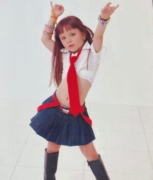 Larissa Manoela Instagram - Pequena Lari, o dia de ontem foi especial demais neh? Foi por você que eu tava lá! Você que nunca parou de sonhar e foi atrás pra realizar. Que achou que com 5 anos morando no interior do Paraná nunca seria possível ver o show da sua banda favorita. Você conseguiu! E foi mágico ❤️ Que bom que pude viver isso por você! Minha criança interior, te amo! TE AMO RBD! TE AMO @dulcemaria, muchas gracias por todo amor y cariño! O dia de ontem vai ficar marcado pra sempre na memória e no coração 🥹 “No pares nunca de soñar” #rbd