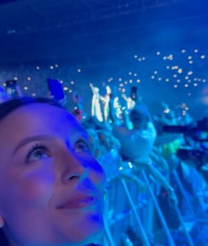 Larissa Manoela Instagram - Pequena Lari, o dia de ontem foi especial demais neh? Foi por você que eu tava lá! Você que nunca parou de sonhar e foi atrás pra realizar. Que achou que com 5 anos morando no interior do Paraná nunca seria possível ver o show da sua banda favorita. Você conseguiu! E foi mágico ❤️ Que bom que pude viver isso por você! Minha criança interior, te amo! TE AMO RBD! TE AMO @dulcemaria, muchas gracias por todo amor y cariño! O dia de ontem vai ficar marcado pra sempre na memória e no coração 🥹 “No pares nunca de soñar” #rbd