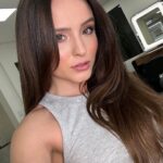 Larissa Manoela Instagram - selfie nossa de cada dia 🩶