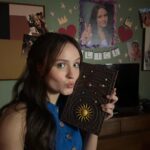 Larissa Manoela Instagram - Mocinha Alice te esperando nos cinemas a partir de 07/12. Falta pouco! Quem já viu o trailer no cinema? 🙋🏻‍♀️