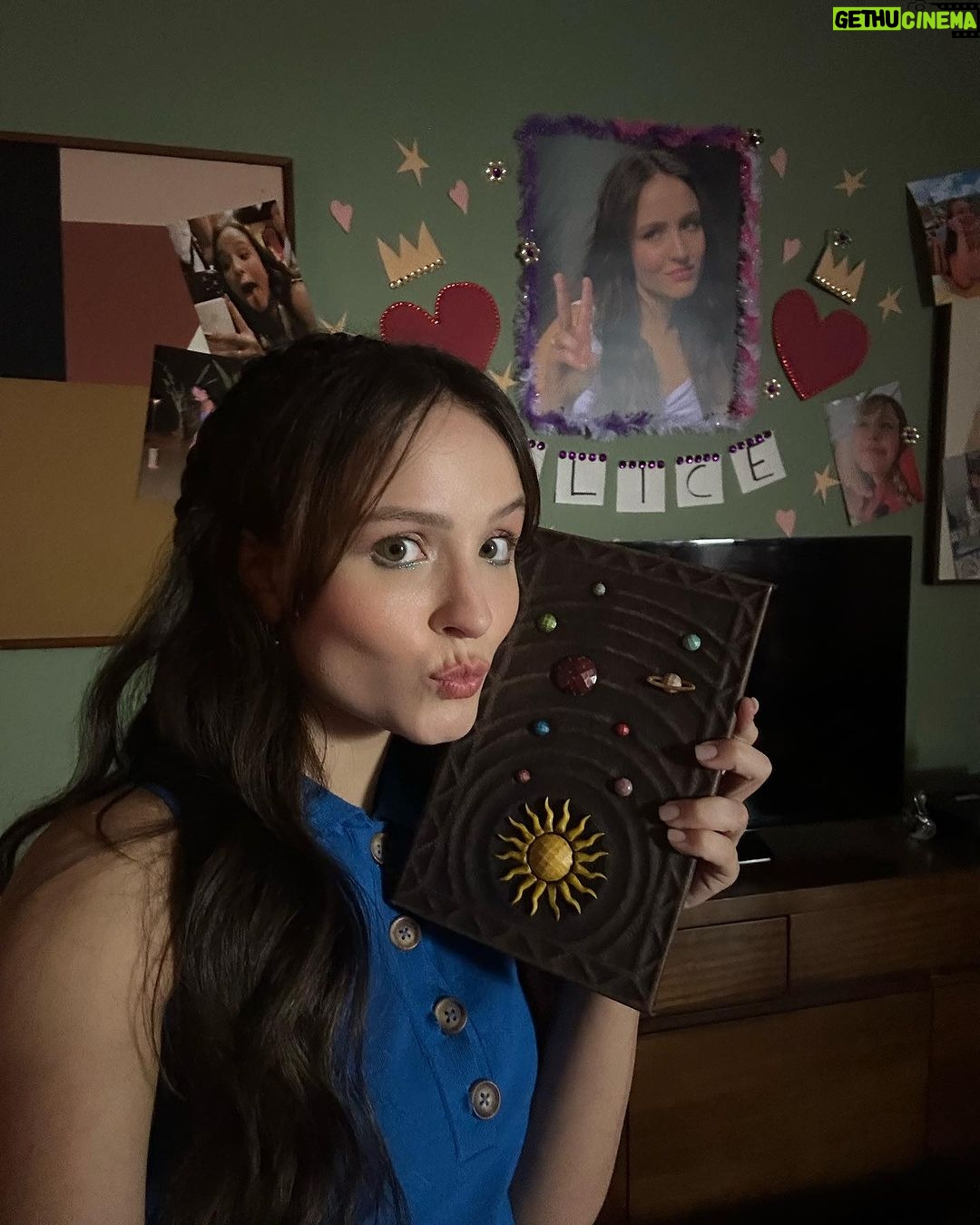 Larissa Manoela Instagram - Mocinha Alice te esperando nos cinemas a partir de 07/12. Falta pouco! Quem jรก viu o trailer no cinema? ๐๐ปโโ๏ธ