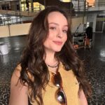 Larissa Manoela Instagram - Mocinha Alice te esperando nos cinemas a partir de 07/12. Falta pouco! Quem já viu o trailer no cinema? 🙋🏻‍♀️