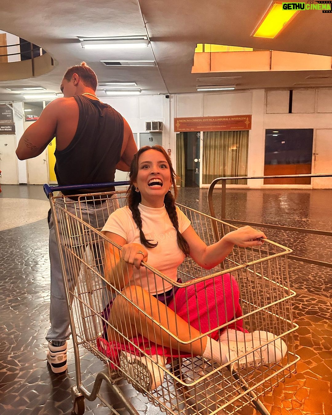 Larissa Manoela Instagram - Mocinha Alice te esperando nos cinemas a partir de 07/12. Falta pouco! Quem jรก viu o trailer no cinema? ๐๐ปโโ๏ธ