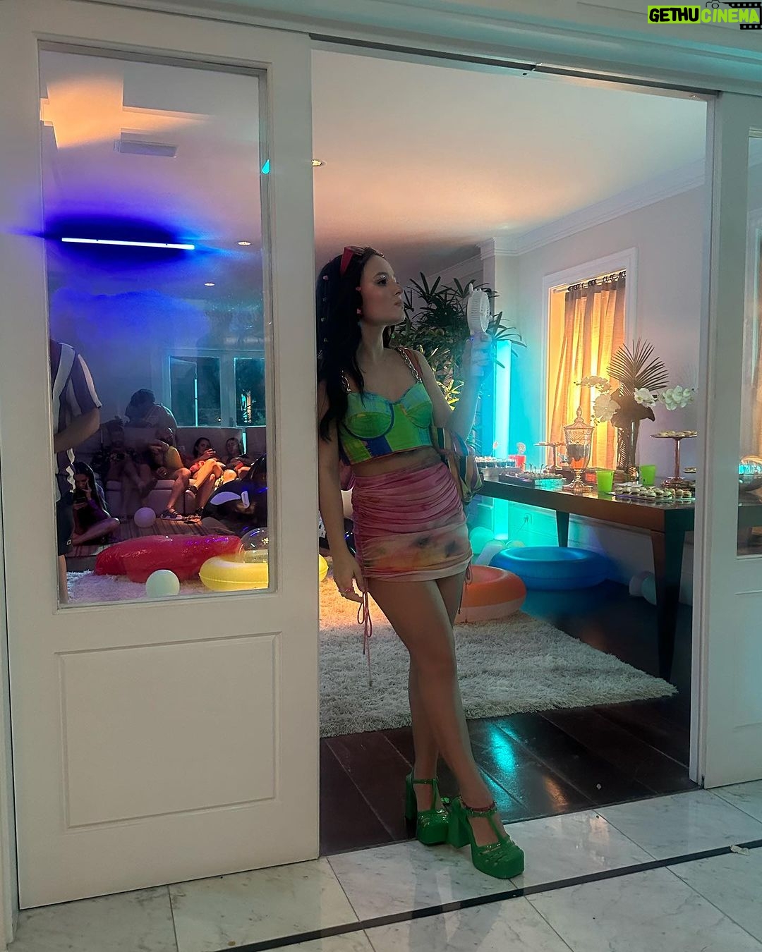 Larissa Manoela Instagram - Mocinha Alice te esperando nos cinemas a partir de 07/12. Falta pouco! Quem jรก viu o trailer no cinema? ๐๐ปโโ๏ธ