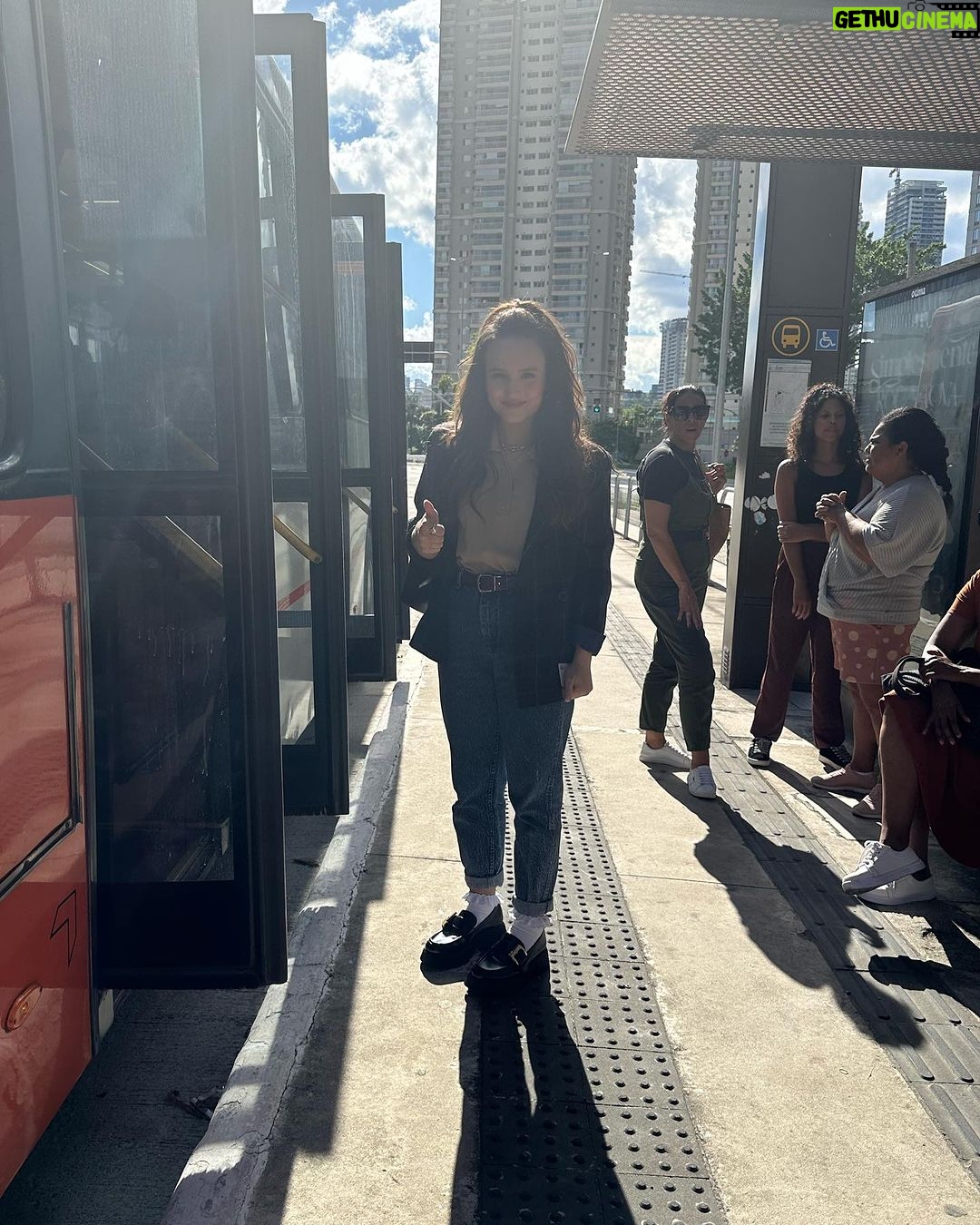 Larissa Manoela Instagram - Mocinha Alice te esperando nos cinemas a partir de 07/12. Falta pouco! Quem jรก viu o trailer no cinema? ๐๐ปโโ๏ธ