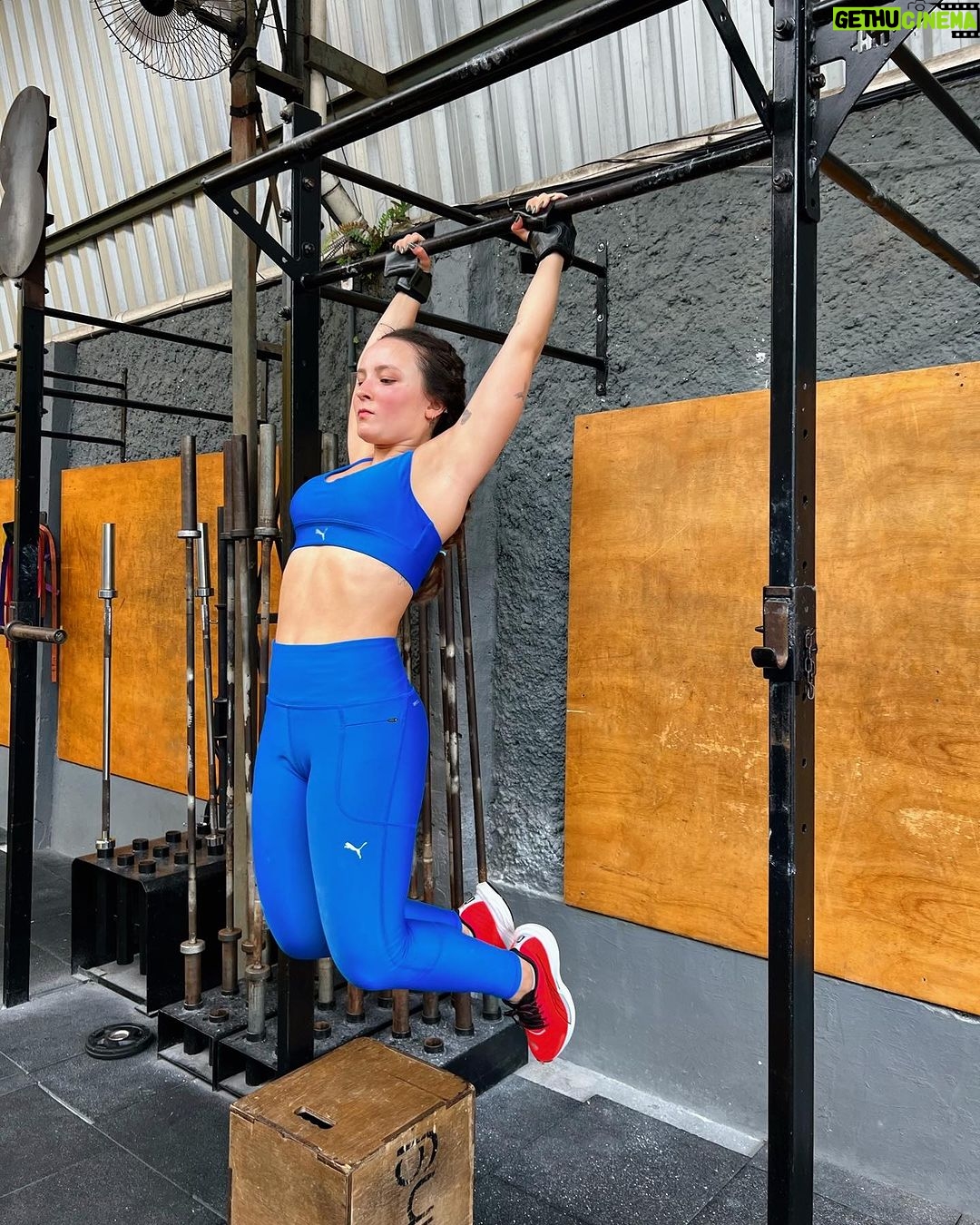 Larissa Manoela Instagram - A era crossfiteira chega e eu tenho a melhor companhia pra me incentivar e treinar comigo 💙💪 TE AMO @andreluizframbach!