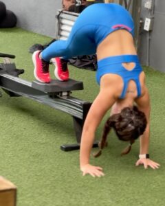 Larissa Manoela Instagram - A era crossfiteira chega e eu tenho a melhor companhia pra me incentivar e treinar comigo 💙💪 TE AMO @andreluizframbach!