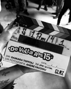 Larissa Manoela Instagram - Ando vivendo umas coisas coloridas mas pra vocês ainda é em P&B, pra não dar muito spoiler...em breve vocês vão conhecer mais da Filipa em DV15 S3 e descobrir o estilo dela. Façam suas apostas! 😏