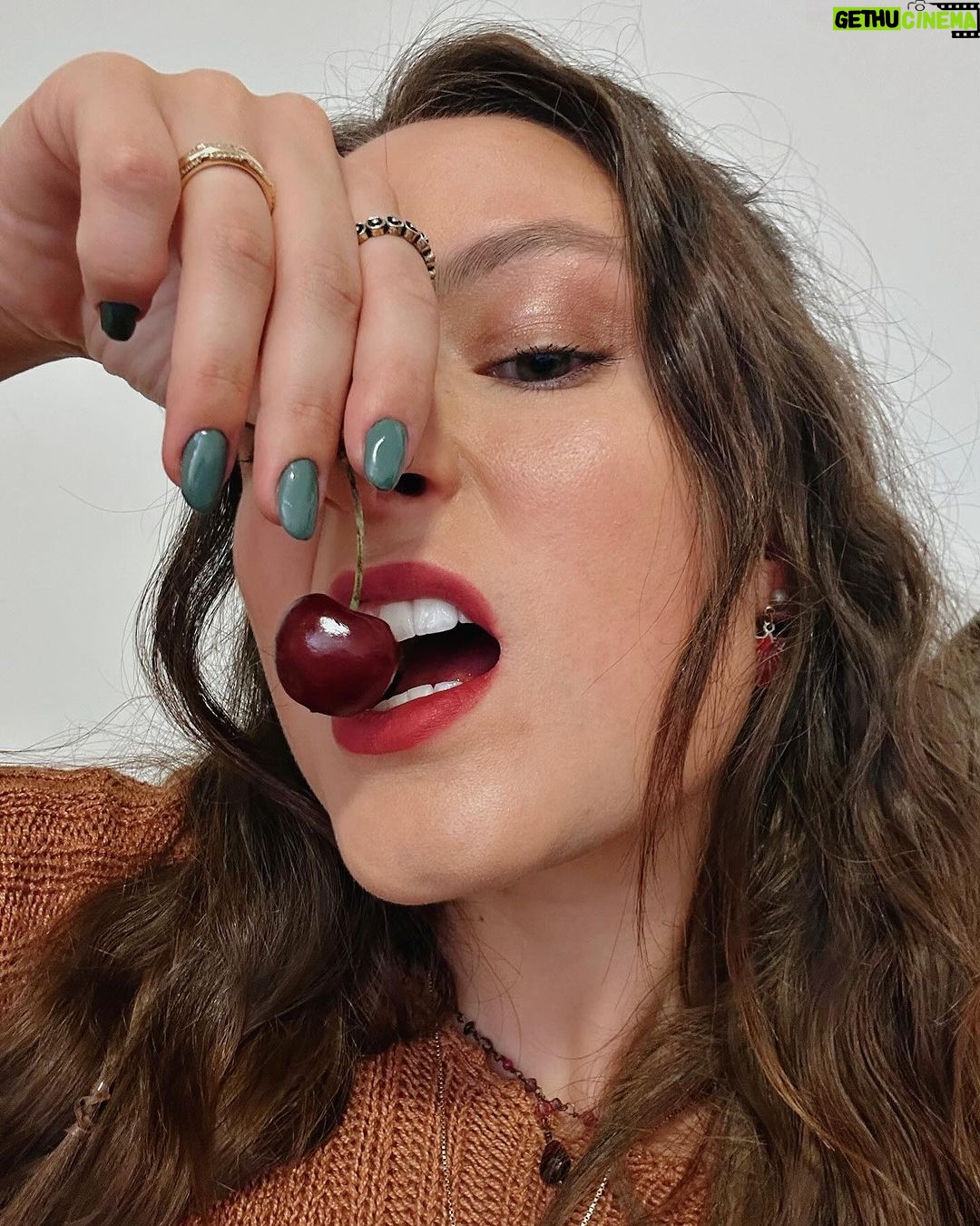 Larissa Manoela Instagram - altamente viciada em encontrar selfies no meu rolo da câmera