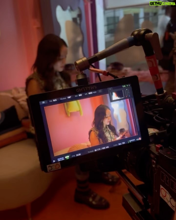 Larissa Manoela Instagram - SÓ VALE VÍDEO DE BASTIDORES: entregando conteúdo exclusivo de @taescritoofilme, mais conhecido como meu novo filme, que a partir de hoje já começou a exibir em alguns cinemas no Brasil! Quem já chamou o amigo pra ir assistir? 💜✨✍️ 🎬
