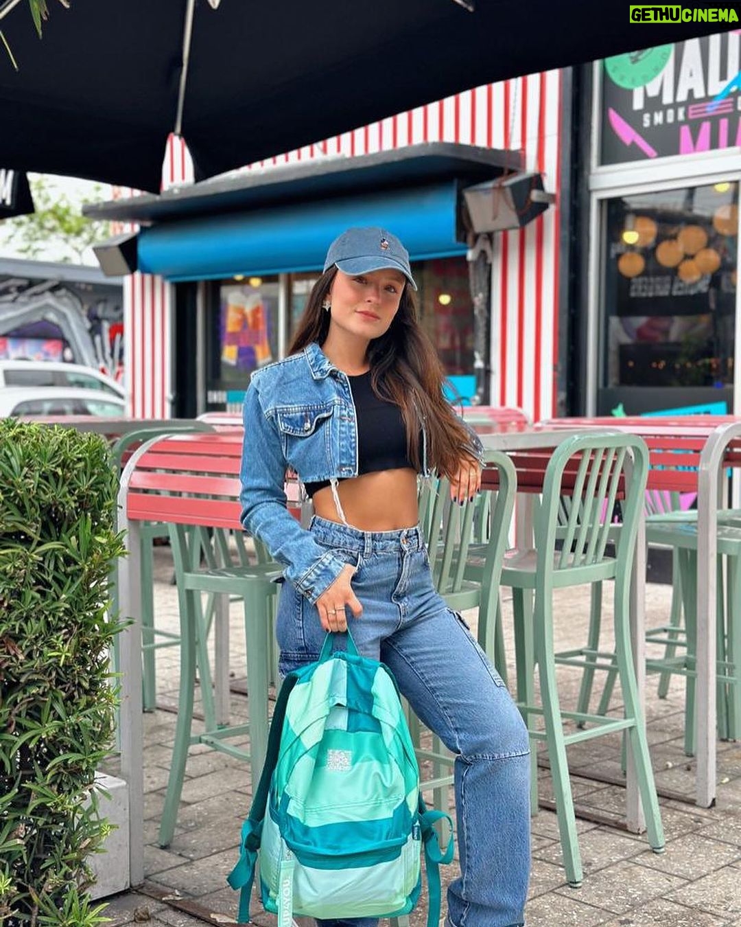 Larissa Manoela Instagram - Pra mim, o ano só começa quando eu organizo todas as minhas coisas pra facilitar meu dia a dia. E tudo fica mais fácil ainda com as mochilas da minha queridinha @Up4you! E aí, já escolheu uma do seu jeitinho pra voltar às aulas? Comenta aqui!🎒💜#Up4you