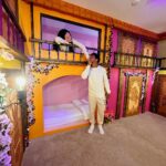 Larissa Manoela Instagram - CHEGAMOS ORLANDOOOO ❤️ Já começamos a viagem chocados com tudo que a nossa casinha nos oferece! Tem fliperama, quartos temáticos, cinema, piscina…TUDO! Já estamos vivendo um sonho ✨ Gratos por essa experiência maravilhosa @onlivacation 🙏 BORA VIVER ESSES PRÓXIMOS DIAS!