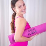 Larissa Manoela Instagram - TREND ALERT: 2024 O ANO DO BRILHO ULTRA GLOSS 💖 ESSE ANO É NOSSO! ✨Vamos abusar do brilho e todo dia é dia de rosa para ressaltar o melhor da nossa beleza, porque eu, você, a gente vale muuuito @lorealparis #Lorealparis #lorealparisHairCare #Elseve #publi