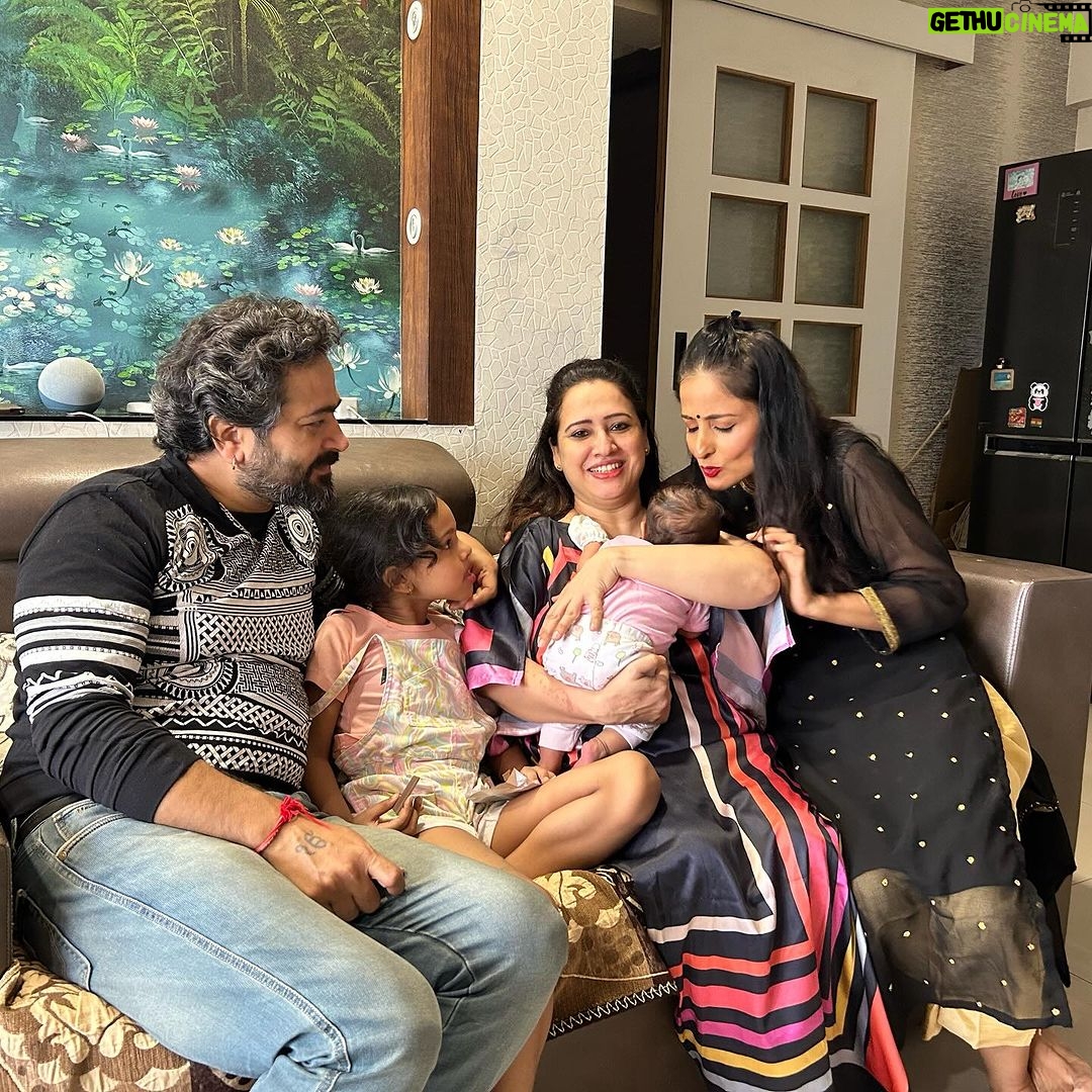 Lataa Saberwal Instagram - Life is blissful when we are with family. Love you Pooja @poojajoshiarorareal @maanish_arora #lataasaberwal