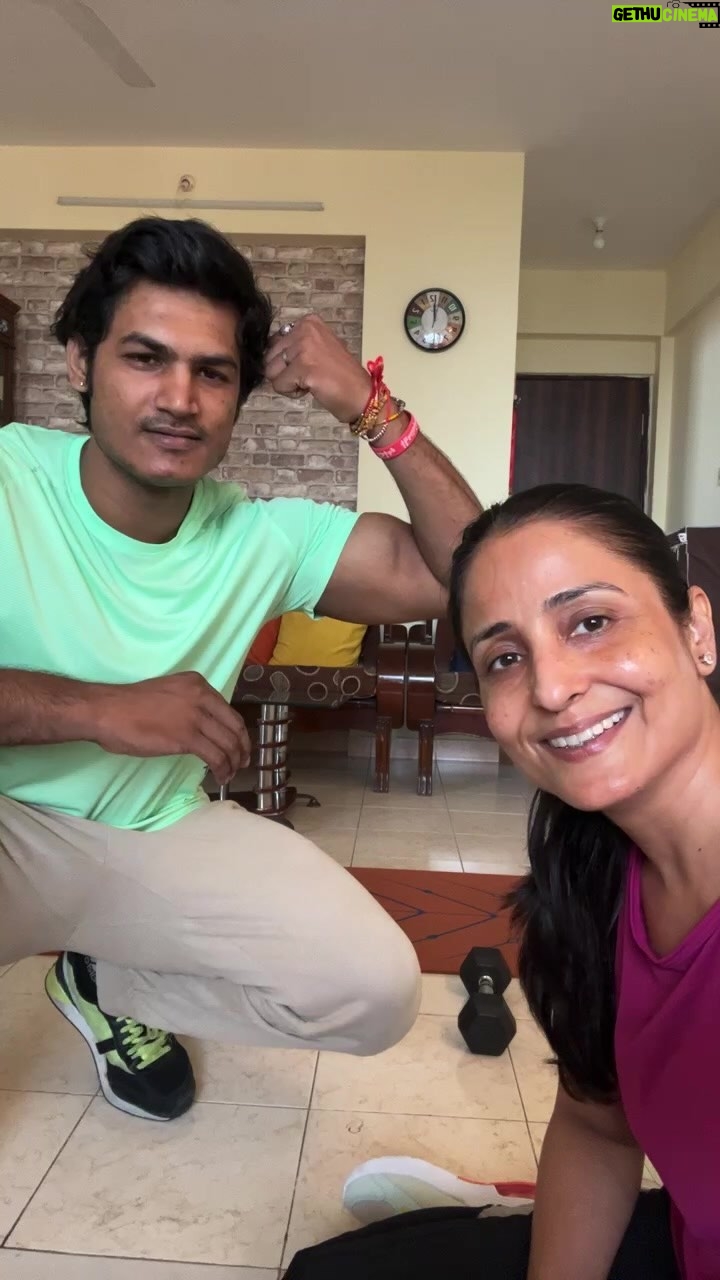 Lataa Saberwal Instagram - 2 Arms Toning Exercises LIVE ❤️ #lataasaberwal #easyexercise #exerciciofisico #exercisewomen #exercisewithme #exercise #fitnessmotivation #fitnessmotivation #fitnessmotivation #fitnessjourney #fattofit #fitness #fitmom #fitfam