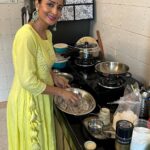 Lataa Saberwal Instagram - Wanna have sweets & maintain weight this festive season?? Then do try this 10 min protein,calcium & iron LADDU recipe on my YOUTUBE CHANNEL, Link in Bio & STORY #lataasaberwal #authenticallylataa