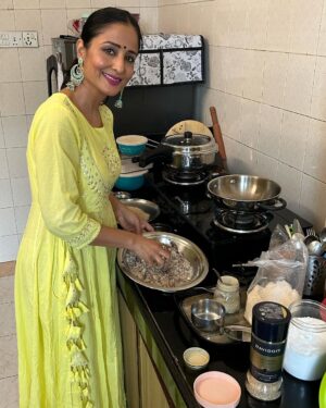 Lataa Saberwal Instagram - Wanna have sweets & maintain weight this festive season?? Then do try this 10 min protein,calcium & iron LADDU recipe on my YOUTUBE CHANNEL, Link in Bio & STORY

#lataasaberwal #authenticallylataa