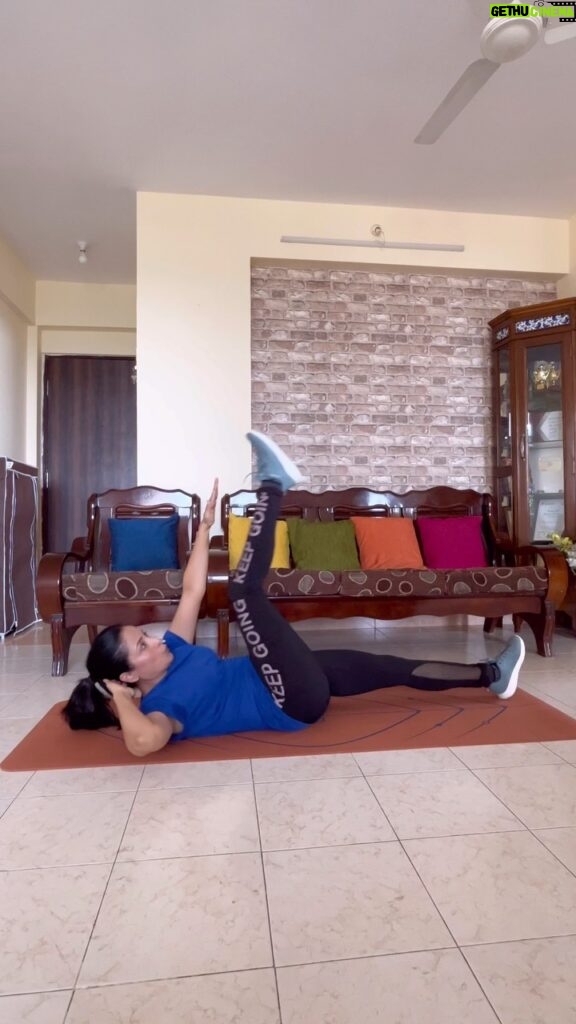 Lataa Saberwal Instagram - Two simple , effective exercises to reduce belly fat! If you agree with what I said in the video then give a ❤️Have you tried these?? #lataasaberwal #authenticallylataa @coach_devpandey #exercise #fitmotivation #fitover40 #fitfam #fit #fitgirls #fitness #fitmom #fitnessmotivation #belly #bellyfat #flatstomach #flatstomachworkout #flatstomachgoals