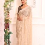 Lataa Saberwal Instagram - Colourful Navratri. Watch full saree haul under *1k* , link in story, channel link in bio. 📸 PC @mohammad_shaikh_1010 #lataasaberwal