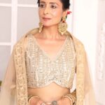 Lataa Saberwal Instagram - All about festivities ❤️❤️ 📸 @shriharsh_photography Thank you for lovely pics. #lataasaberwal #authenticallylataa #indianoutfit #indianoutfits #indianoutfitideas #indianoutfitswag #indianwedding #indianbride #indianwear #indianfashion