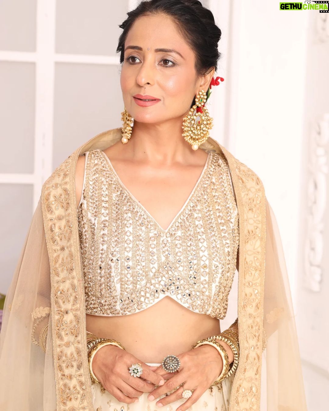 Lataa Saberwal Instagram - All about festivities ❤️❤️ 📸 @shriharsh_photography Thank you for lovely pics. #lataasaberwal #authenticallylataa #indianoutfit #indianoutfits #indianoutfitideas #indianoutfitswag #indianwedding #indianbride #indianwear #indianfashion