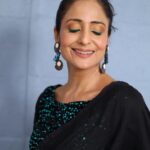 Lataa Saberwal Instagram - #nofilter 𝐇𝐨𝐰 𝐭𝐨 𝐚𝐜𝐡𝐢𝐞𝐯𝐞 𝐟𝐮𝐥𝐥 𝐜𝐨𝐯𝐞𝐫𝐚𝐠𝐞 𝐨𝐧𝐥𝐲 𝐰𝐢𝐭𝐡 𝐋𝐀𝐊𝐌𝐄 𝐂𝐂 𝐂𝐑𝐄𝐀𝐌, 𝐚𝐥𝐬𝐨 𝐝𝐢𝐝 𝐭𝐡𝐢𝐬 𝐞𝐲𝐞𝐛𝐦𝐚𝐤𝐞𝐮𝐩 𝐖𝐈𝐓𝐇𝐎𝐔𝐓 𝐁𝐑𝐔𝐒𝐇𝐄𝐒 😊 Today , 3pm on my youtube channel. Link in bio... 📸 @shriharsh_photography #lataasaberwal #latasabharwal #lakmecccream #lakme #lakmé #quickandeasymakeup #fullcoveragefoundation #makeup #makeuphacks