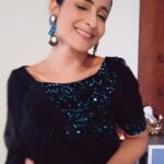 Lataa Saberwal Instagram - My version on jhumka 🙈🙈🙈 , Dance till 100 😊 I did this makeup only with CC cream & minimal brushes. Coming soon on my YouTube channel #lataasaberwal