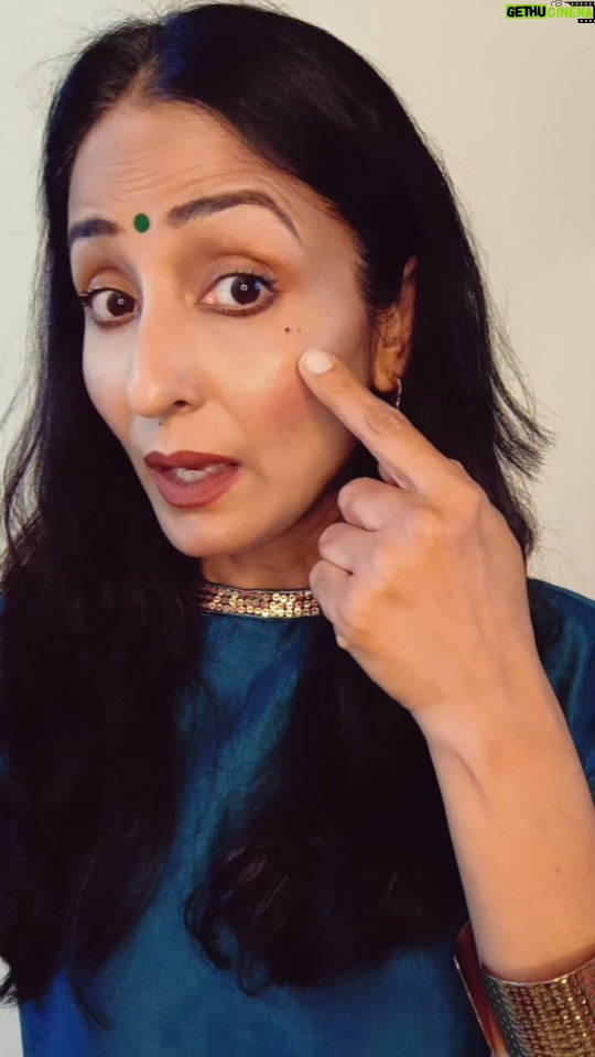 Lataa Saberwal Instagram - 𝐌𝐚𝐬𝐜𝐚𝐫𝐚 𝐬𝐭𝐚𝐢𝐧!?? 𝐇𝐨𝐰 𝐭𝐨 𝐫𝐞𝐦𝐨𝐯𝐞 𝐦𝐚𝐬𝐜𝐚𝐫𝐚 𝐬𝐭𝐚𝐢𝐧 𝐟𝐫𝐨𝐦 𝐬𝐤𝐢𝐧. Makeup HACK! #lataasaberwal #makeuphack #makeuphacks #makeupfix #makeup #hacks #makeuplover