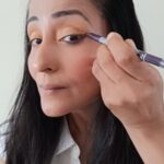 Lataa Saberwal Instagram - 𝐇𝐨𝐰 𝐭𝐨 𝐚𝐩𝐩𝐥𝐲 𝐭𝐡𝐢𝐜𝐤 𝐜𝐨𝐥𝐨𝐮𝐫𝐞𝐝 ( 𝐏𝐮𝐫𝐩𝐥𝐞) 𝐤𝐚𝐣𝐚𝐥? 𝐁𝐞𝐠𝐢𝐧𝐧𝐞𝐫𝐬 𝐜𝐚𝐧 𝐚𝐥𝐬𝐨 𝐝𝐨 𝐭𝐡𝐢𝐬. 𝐁𝐔𝐘𝐈𝐍𝐆 𝐋𝐈𝐍𝐊 𝐈𝐍 𝐒𝐓𝐎𝐑𝐘 𝐀𝐍𝐃 𝐇𝐈𝐆𝐇𝐋𝐈𝐆𝐇𝐓𝐒 @500dukaan #lataasaberwal #kajal #kohl #makeup #makeupideas #makeupoftheday #makeuphack #makeupfix #eyemakeuplook #eyemakeuptutorial #eyelook #eyemakeup #eyemake #eyemakeupideas