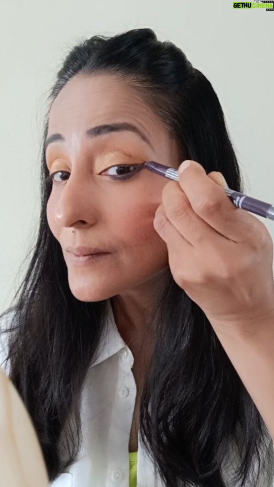 Lataa Saberwal Instagram - 𝐇𝐨𝐰 𝐭𝐨 𝐚𝐩𝐩𝐥𝐲 𝐭𝐡𝐢𝐜𝐤 𝐜𝐨𝐥𝐨𝐮𝐫𝐞𝐝 ( 𝐏𝐮𝐫𝐩𝐥𝐞) 𝐤𝐚𝐣𝐚𝐥? 𝐁𝐞𝐠𝐢𝐧𝐧𝐞𝐫𝐬 𝐜𝐚𝐧 𝐚𝐥𝐬𝐨 𝐝𝐨 𝐭𝐡𝐢𝐬. 𝐁𝐔𝐘𝐈𝐍𝐆 𝐋𝐈𝐍𝐊 𝐈𝐍 𝐒𝐓𝐎𝐑𝐘 𝐀𝐍𝐃 𝐇𝐈𝐆𝐇𝐋𝐈𝐆𝐇𝐓𝐒 @500dukaan #lataasaberwal #kajal #kohl #makeup #makeupideas #makeupoftheday #makeuphack #makeupfix #eyemakeuplook #eyemakeuptutorial #eyelook #eyemakeup #eyemake #eyemakeupideas