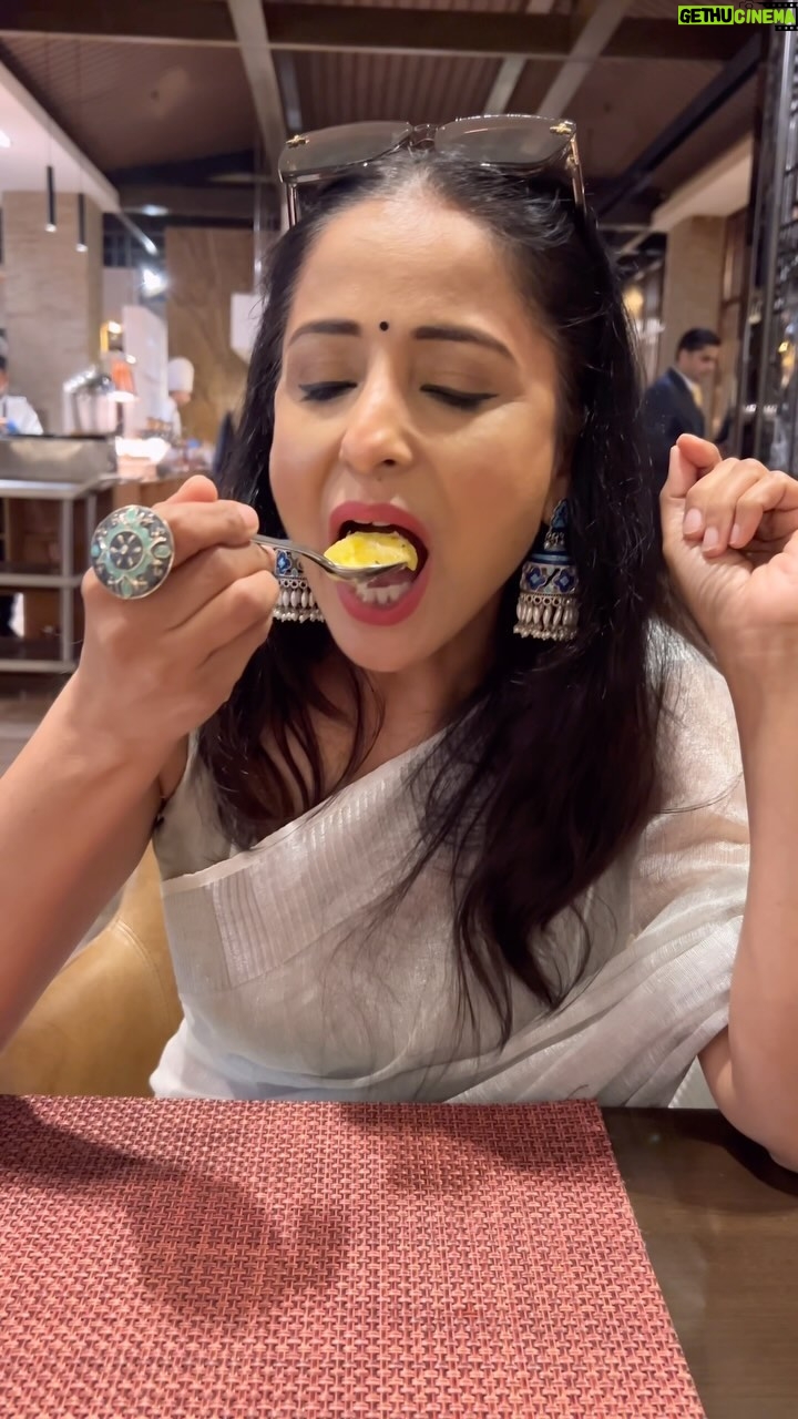 Lataa Saberwal Instagram - Do you feel *jealous* when you see all those luxurious pics & videos on social media?? Here a TRICK to get the life you want ❤️❤️ @jwmarriottdelhi #lataasaberwal #authenticallylataa #kashmirifood #authentickashmirifood #authentickashmiricusine #foodie #food #lataasaberwal #foodstagram