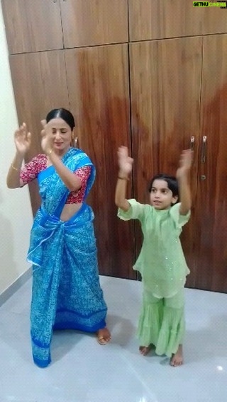 Lataa Saberwal Instagram - Ye kisne Jadu Kiya...... Hope you All like it, plz like Share and follow My ID for more new videos Ananya with her most talented, Beautiful, sweet, with soft Heart @lataa.saberwal Aunty Awsm time spend with you❤ we All love you and miss you so much.... Hope we meet soon and Enjoyed alot❤