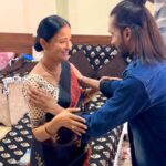 Lataa Saberwal Instagram - I invited from all my heart and by the grace of GOD you arrived here... Whatever I thought you are even more grateful person that was so nice to meet you my dream came true ma’am. You are playing a lead character in our project #Ahmiyat as a mother apart from all you are really sweet I like to call you ‘Maa’ 😊 😍❤️ @lataa.saberwal Vc : @ravinapatel06 #ahmiyat #kamleshpatidar #vision #visiondancestudio #ratlam #udaancinefilms Ratlam - the City of Gold