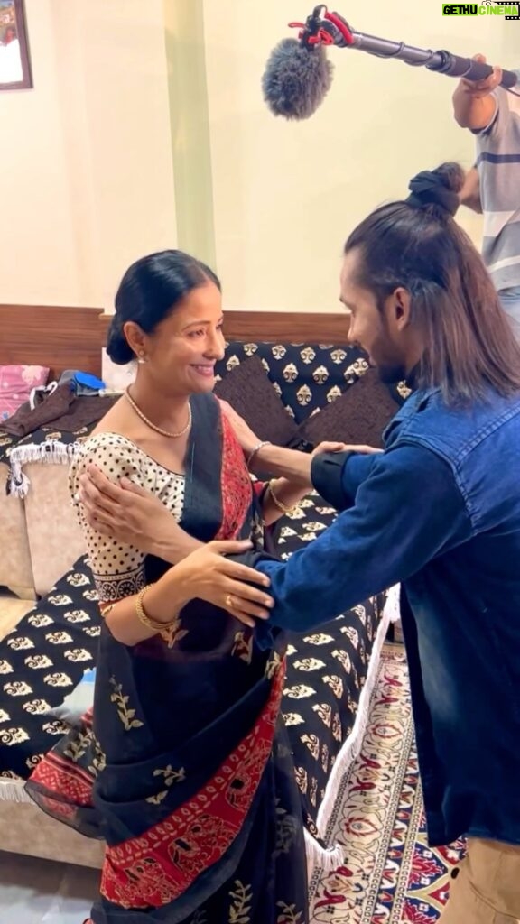 Lataa Saberwal Instagram - I invited from all my heart and by the grace of GOD you arrived here... Whatever I thought you are even more grateful person that was so nice to meet you my dream came true ma’am. You are playing a lead character in our project #Ahmiyat as a mother apart from all you are really sweet I like to call you ‘Maa’ 😊 😍❤️ @lataa.saberwal Vc : @ravinapatel06 #ahmiyat #kamleshpatidar #vision #visiondancestudio #ratlam #udaancinefilms Ratlam - the City of Gold