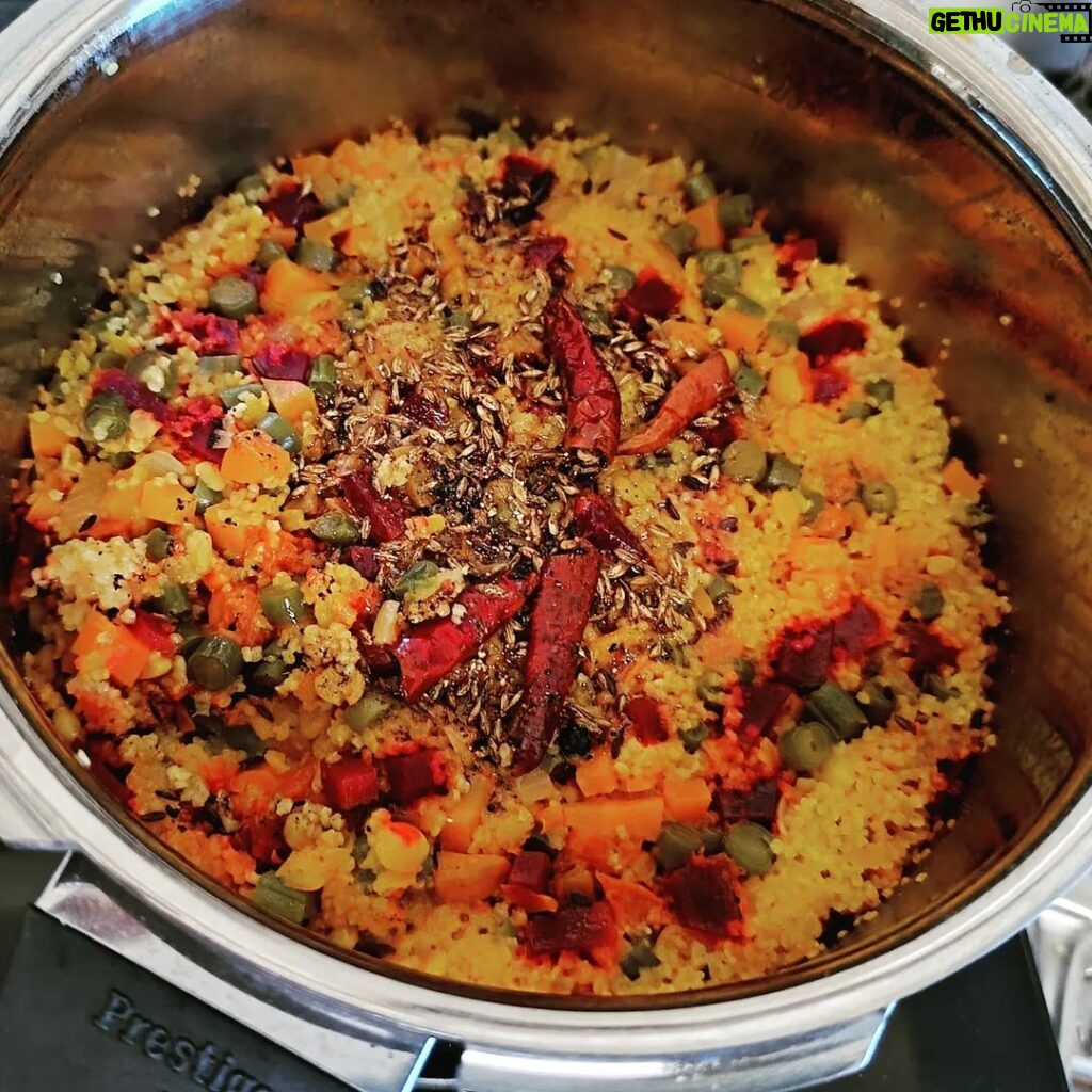 Lataa Saberwal Instagram - Sabko khilaai Healthy Khichri for Dinner. Healthy Dinner Recipe today at 3 PM on my YouTube channel. Link in bio. #lataasaberwal Recipe courtesy @shirin_sewani @sethsanjeev #whatsinmythalitodaylataasaberwal #whatsonmyplate #whatsfordinner #whatsinmybowl #whatsinmythalitoday #whatsinmythalitoday #thali #vegthali😍 #vegrecipes #vegthali🍱 #vegthali #vegthali😍 #thalirecipe #weightlossrecipes #wheightloss #weightlossinspiration #vegrecipes #vegrecipesofindia