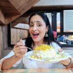 Lataa Saberwal Instagram – When I travelled in a local train after I don’t remember how many year while shooting for a street shopping vlog, I was full of GRATITUDE for all the luxuries that I have now. OWN THE LUXURIES BUT DON’T LET THEM OWN YOU!! ❤ FULL VLOG LINK IN STORY , CHANNEL LINK IN BIO #lataasaberwal 

#lataasmotivation #streetfashion #streetshopping #streetfood #streetshoppingindia #streetshoppingmumbai #streetwear #streetstyle #streetshopper