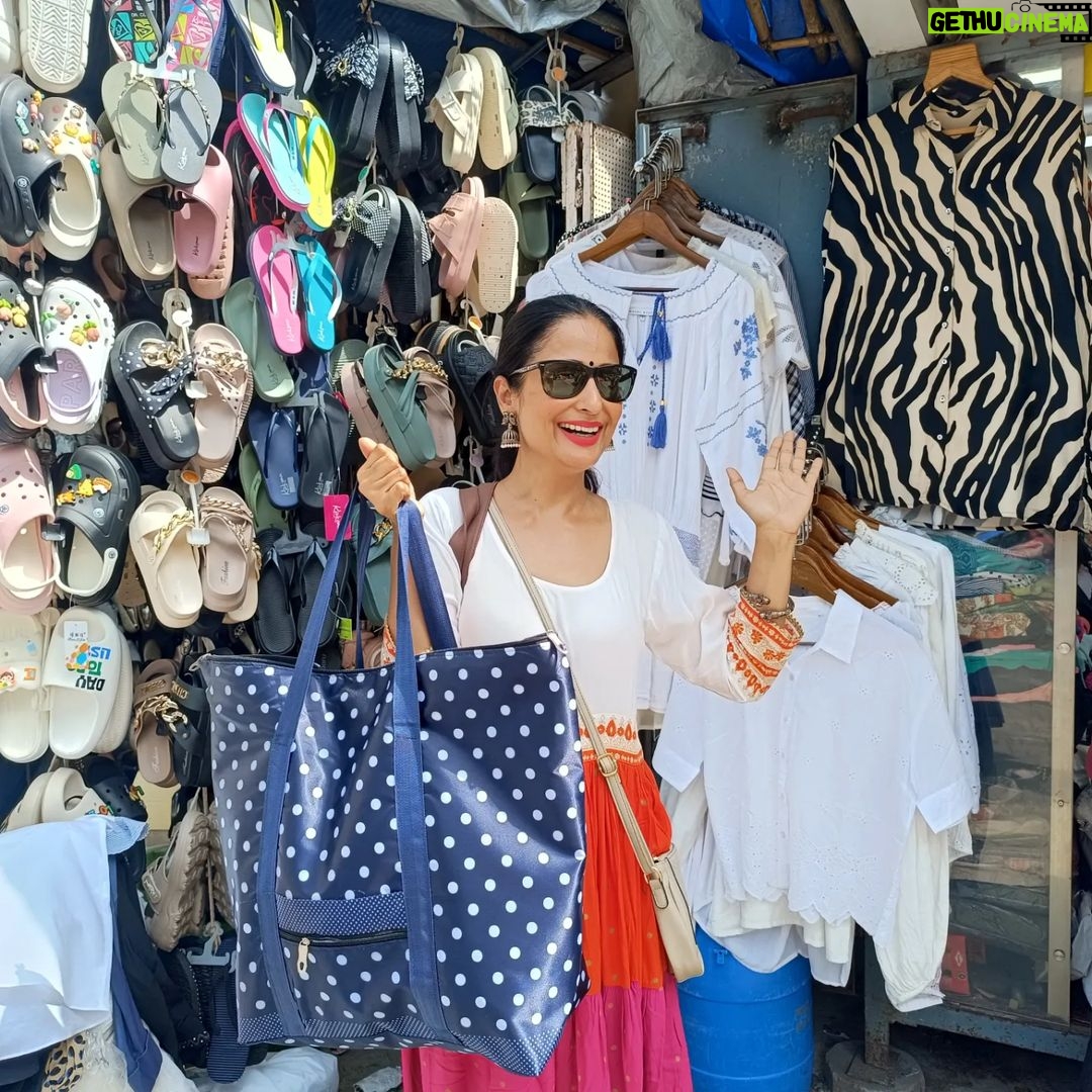 Lataa Saberwal Instagram - When I travelled in a local train after I don't remember how many year while shooting for a street shopping vlog, I was full of GRATITUDE for all the luxuries that I have now. OWN THE LUXURIES BUT DON'T LET THEM OWN YOU!! ❤ FULL VLOG LINK IN STORY , CHANNEL LINK IN BIO #lataasaberwal #lataasmotivation #streetfashion #streetshopping #streetfood #streetshoppingindia #streetshoppingmumbai #streetwear #streetstyle #streetshopper