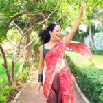 Lataa Saberwal Instagram - Because it's trending " Hum bhi trending pe dance karenge "😄😄!! Thank you @ashachadda96 #lataasaberwal #trending #trendingreels #trendingsongs #trendingaudio #trend #trends