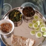 Lataa Saberwal Instagram - 𝑴𝒚 𝑨𝑯𝑨𝑹𝑽𝑬𝑫 𝑻𝑯𝑨𝑳𝑰 😋. 𝑾𝒉𝒂𝒕'𝒔 𝒊𝒏 𝒎𝒚 𝑨𝒉𝒂𝒓𝒗𝒆𝒅𝒂 𝒕𝒉𝒂𝒍𝒊 𝒕𝒐𝒅𝒂𝒚?? 😋😋 @aharvedafood #whatsinmythalitodaylataasaberwal #lataasaberwal #whatsonmyplate #whatsfordinner #thali #vegan #vegthali #vegthali🍱 #vegthali😍 #veganfood #veganfoodlover #whatsinmybowl #whatsinmythalitoday