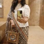 Lataa Saberwal Instagram - 𝑯𝒐𝒘 𝑰 𝒔𝒕𝒚𝒍𝒆𝒅 𝒎𝒚 𝒄𝒐𝒕𝒕𝒐𝒏 𝒔𝒂𝒓𝒆𝒆 𝒇𝒐𝒓 𝒂 𝒄𝒓𝒆𝒂𝒕𝒐𝒓'𝒔 𝒎𝒆𝒆𝒕 😊. 𝑰 𝒃𝒆𝒍𝒊𝒆𝒗𝒆 𝒊𝒏 𝒓𝒆𝒑𝒆𝒂𝒕𝒊𝒏𝒈 𝒎𝒚 𝒐𝒖𝒕𝒇𝒊𝒕𝒔. 𝑫𝒐 𝒚𝒐𝒖 𝒑𝒓𝒆𝒇𝒆𝒓 𝒃𝒖𝒚𝒊𝒏𝒈 𝒔𝒂𝒓𝒆𝒆𝒅 𝒐𝒗𝒆𝒓 𝒐𝒖𝒕𝒇𝒊𝒕𝒔?? 𝑪𝒐𝒎𝒎𝒆𝒏𝒕 "𝒀𝑬𝑺" 𝒊𝒇 𝒚𝒐𝒖 𝒂𝒓𝒆 𝒍𝒊𝒌𝒆 𝒎𝒆 ❤ #lataasaberwal #lataasmotivation #sareedraping #saree #sareestyle #sareelove #sareeindia #sareeinspiration #sareefashion #sareelover #sareecollection #sareeswag #sareeindia #sareelove #sareestyle #sareeblouse #style #stylish #styleblogger #styles