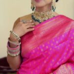Lataa Saberwal Instagram - 𝑨𝒓𝒆 𝒚𝒐𝒖 𝒍𝒊𝒌𝒆 𝒎𝒆?? 𝒘𝒉𝒐 𝒂𝒍𝒘𝒂𝒚𝒔 𝒇𝒆𝒆𝒍𝒔 𝒄𝒐𝒏𝒇𝒊𝒅𝒆𝒏𝒕 𝒊𝒏 𝒂 𝒔𝒂𝒓𝒆𝒆? 𝑮𝒊𝒗𝒆 𝒂 "𝒚𝒆𝒔" 𝒊𝒇 𝒚𝒐𝒖 𝒂𝒓𝒆 𝒍𝒊𝒌𝒆 𝒎𝒆❤ @shriharsh_photography #lataasaberwal #saree #sareelove #sareefashion #sareelover #sareecollection #sareeindia #sareecollection #sareestyle #sareedraping #sareeswag #sareeinspiration