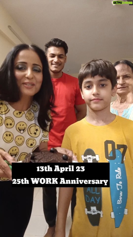 Lataa Saberwal Instagram - 𝑴𝒚 25𝑻𝑯 𝑾𝒐𝒓𝒌 𝒂𝒏𝒏𝒊𝒗𝒆𝒓𝒔𝒂𝒓𝒚, 13𝒕𝒉 𝑨𝒑𝒓𝒊𝒍 2023😊😊 Missed you @sethsanjeev . Thank you everyone for loving me unconditionally for 25 long years , initially in Lucknow & then In Mumbai. ( & Many more to come 😄) GRATITUDE 🙏 @coach_devpandey @kaminishabarwal #lataasaberwal #lataasmotivation #latasabharwal #indianactress #indianactor #indian #actorslife #actor #actorlife #actress