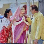 Lataa Saberwal Instagram - Tumhari himmat !! 😂😂 In between the shots while shooting for our food vlog. Channel link in Bio. Thank you 📸📸 @shriharsh_photography @kutch_darbar #lataasaberwal #sanjeevseth #whatsinmypyaalitidaywithlataasaberwal #whatsinmythalitodaylataasaberwal #whatsinmybowl #whatsinmylunchbox #food #foodvlog