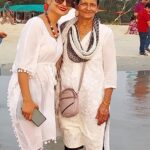 Lataa Saberwal Instagram - The beach effect ♥️♥️♥️ . With my bestie my mom @kaminishabarwal #lataasaberwal #nofilterlataa #goa #goadiaries #goabeach #vacation #vacay #vacaymood✈️ #vacaymoments #vacaystyle #vacationmode #vacation🌴