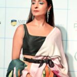 Lataa Saberwal Instagram - 𝑻𝒉𝒂𝒏𝒌 𝒚𝒐𝒖 𝑵𝒂𝒗𝒚𝒂𝒔𝒂 @navyasabyliva & 𝑩𝒐𝒎𝒃𝒂𝒚 𝑻𝒊𝒎𝒆𝒔 𝑭𝒂𝒔𝒉𝒊𝒐𝒏 𝑾𝒆𝒆𝒌 𝒇𝒐𝒓 𝒊𝒏𝒗𝒊𝒕𝒊𝒏𝒈 𝒎𝒆. 𝑰𝒕 𝒘𝒂𝒔 𝒂 𝒑𝒍𝒆𝒂𝒔𝒖𝒓𝒆 𝒕𝒐 𝒘𝒆𝒂𝒓 𝒂 𝑵𝒂𝒗𝒚𝒂𝒔𝒂 𝒔𝒂𝒓𝒆𝒆 𝒂𝒔 𝒊𝒕 𝒘𝒂𝒔 𝒔𝒐 𝒄𝒐𝒎𝒇𝒐𝒓𝒕𝒂𝒃𝒍𝒆 𝒚𝒆𝒕 𝒔𝒕𝒚𝒍𝒊𝒔𝒉. @bombaytimes 📸📸 Thank you Tushar ji for lovely click @shriharsh_photography Styling & makeup - Myself 😊😊 #lataasaberwal #nofilterlataa #navyasa #bombaytimesfashionweek #bombaytimes #sareedraping #saree #sareestyle #sareelove #sareecollection #sareeindia