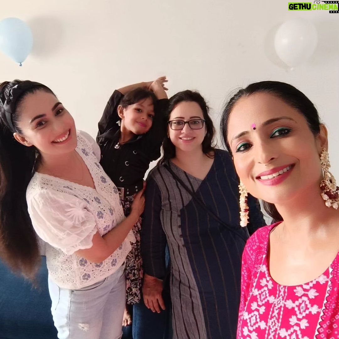 Lataa Saberwal Instagram - With my favourites 💗💗. We meet so many people but some bonds are everlasting. Love you @poojajoshiarorareal @sonia_kour4